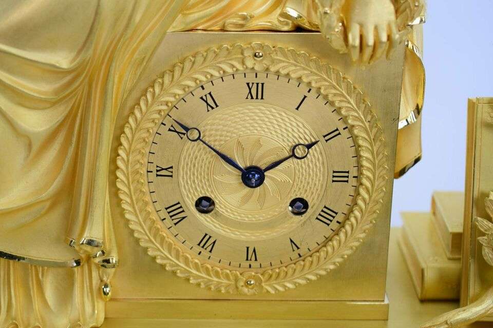 Feuervergoldete Empire Bronze Pendule Kaminuhr Kalliope um 1815 – Detail
