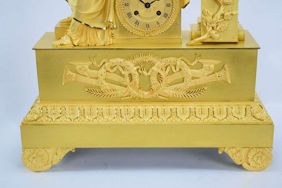 Feuervergoldete Empire Bronze Pendule Kaminuhr Kalliope um 1815 – Detail