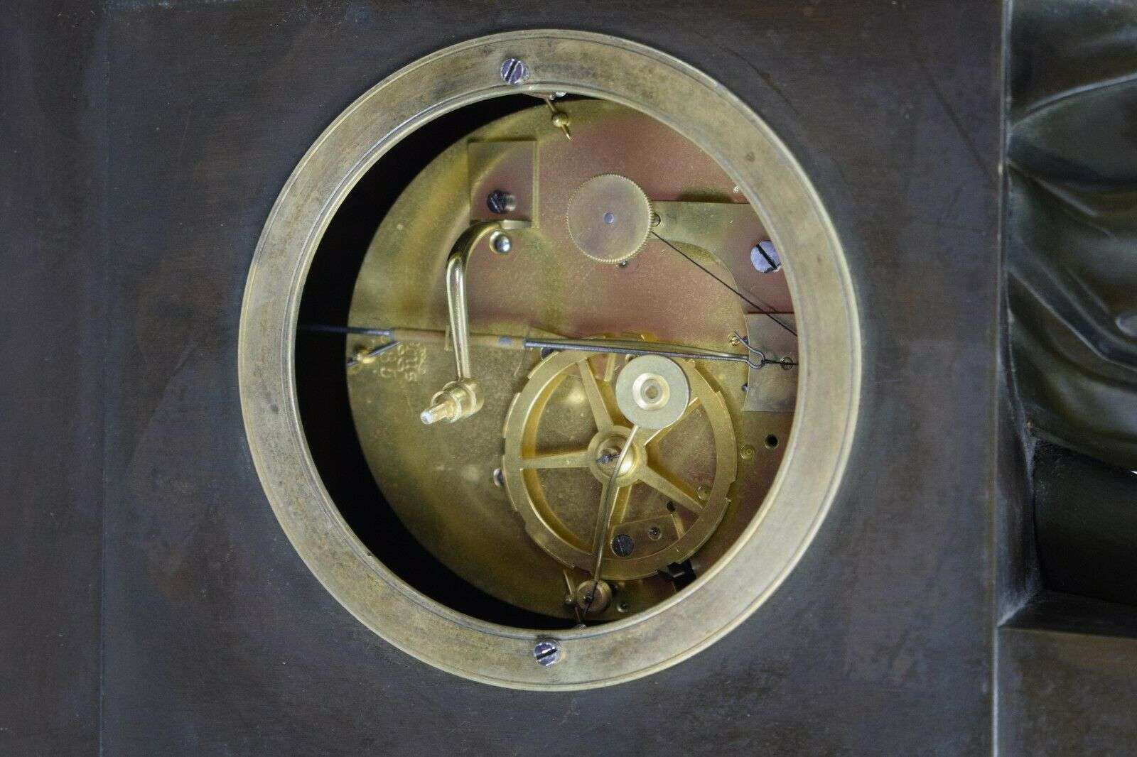 Gr. feuervergoldete, brünierte Empire Bronze Pendule Kaminuhr Gaius Marius 1820 – Detail
