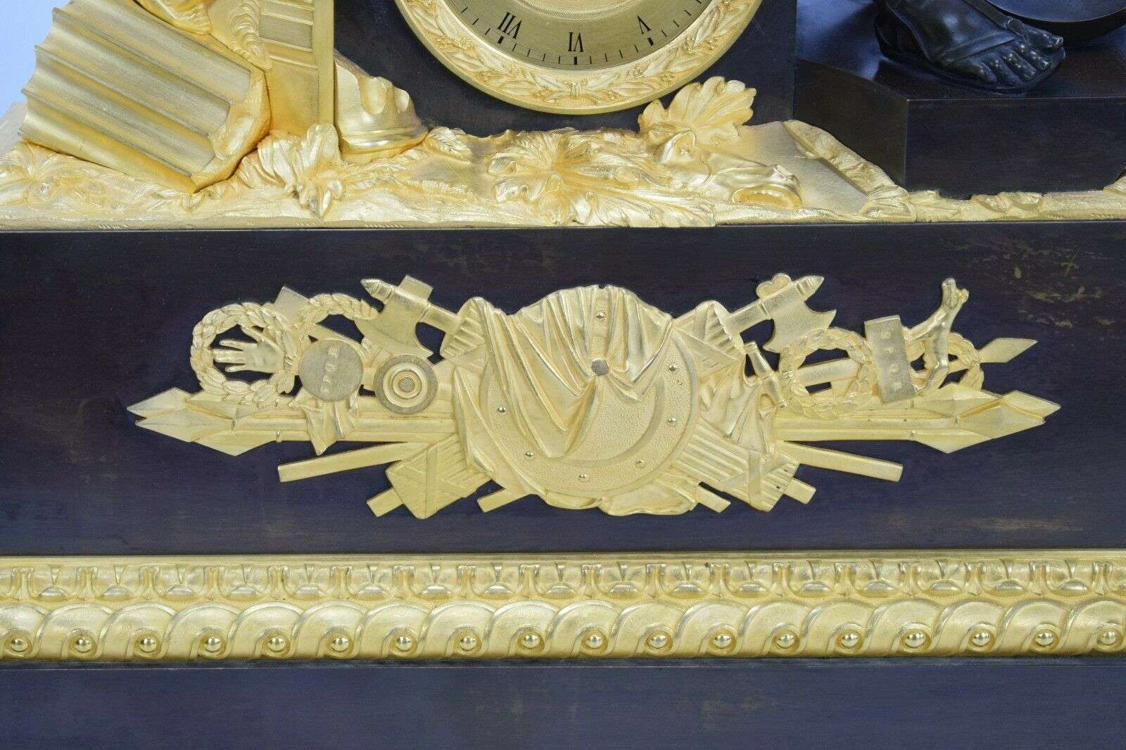 Gr. feuervergoldete, brünierte Empire Bronze Pendule Kaminuhr Gaius Marius 1820 – Detail