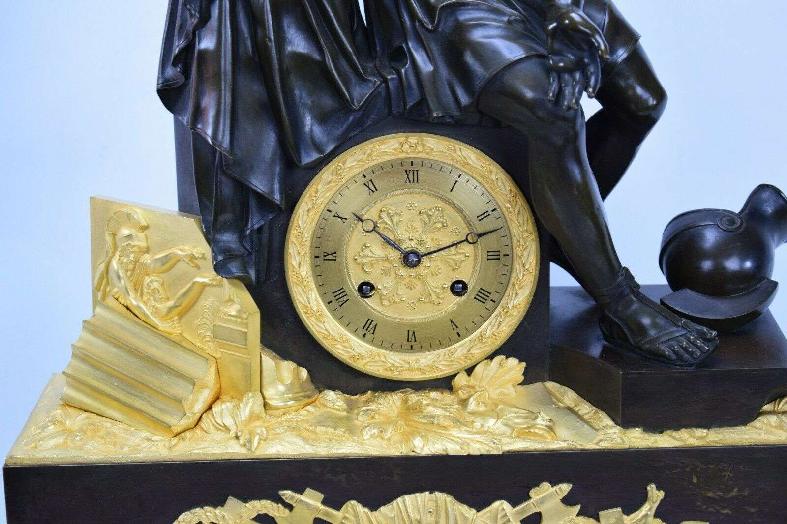 Gr. feuervergoldete, brünierte Empire Bronze Pendule Kaminuhr Gaius Marius 1820 – Detail