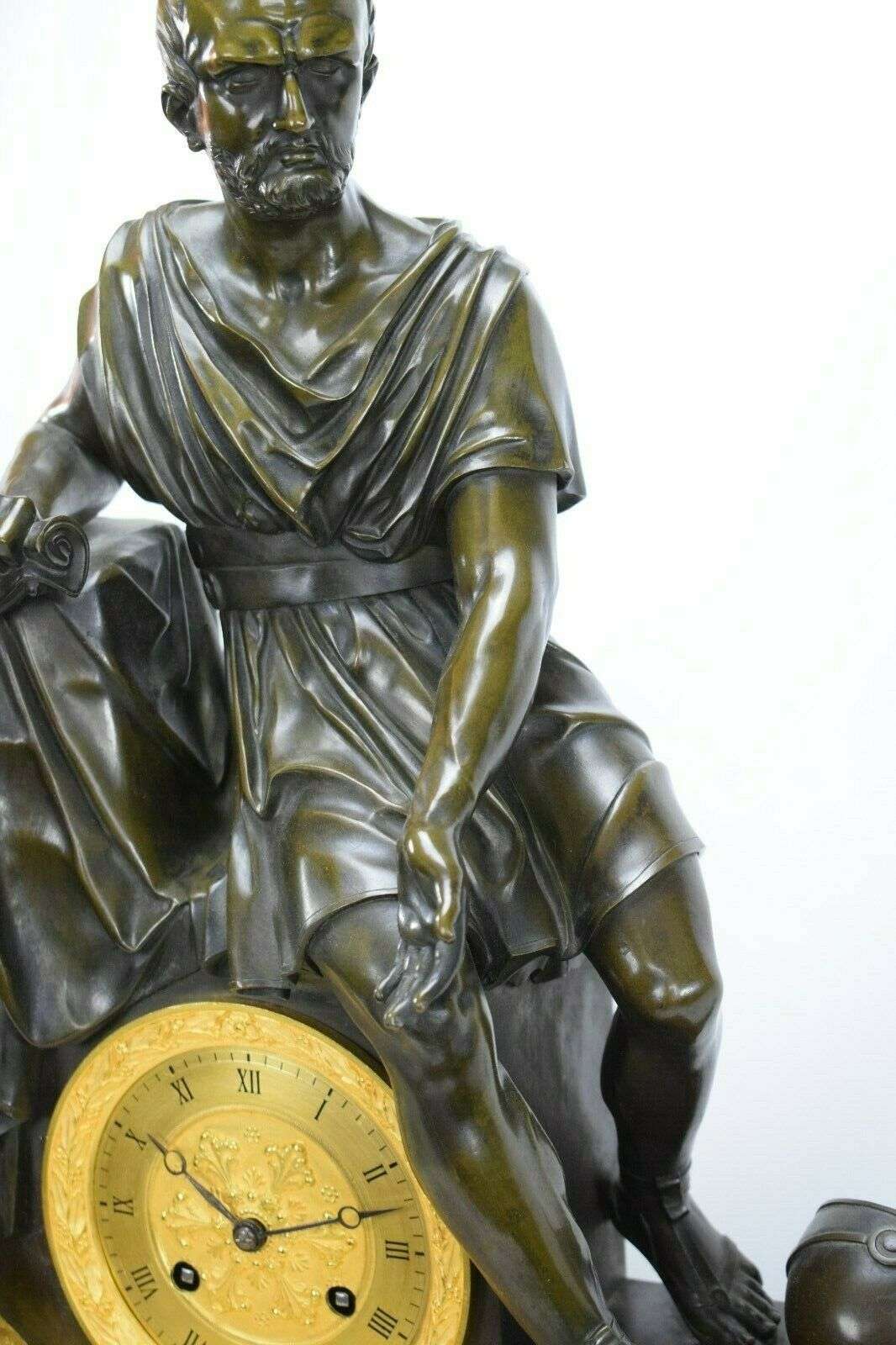 Gr. feuervergoldete, brünierte Empire Bronze Pendule Kaminuhr Gaius Marius 1820 – Detail