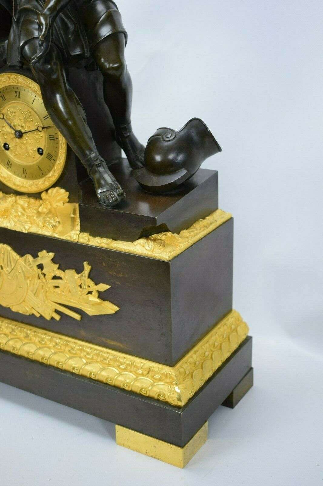 Gr. feuervergoldete, brünierte Empire Bronze Pendule Kaminuhr Gaius Marius 1820 – Detail