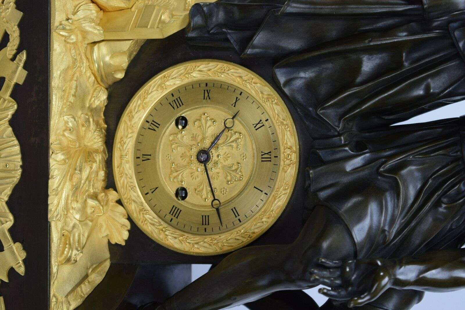 Gr. feuervergoldete, brünierte Empire Bronze Pendule Kaminuhr Gaius Marius 1820 – Detail