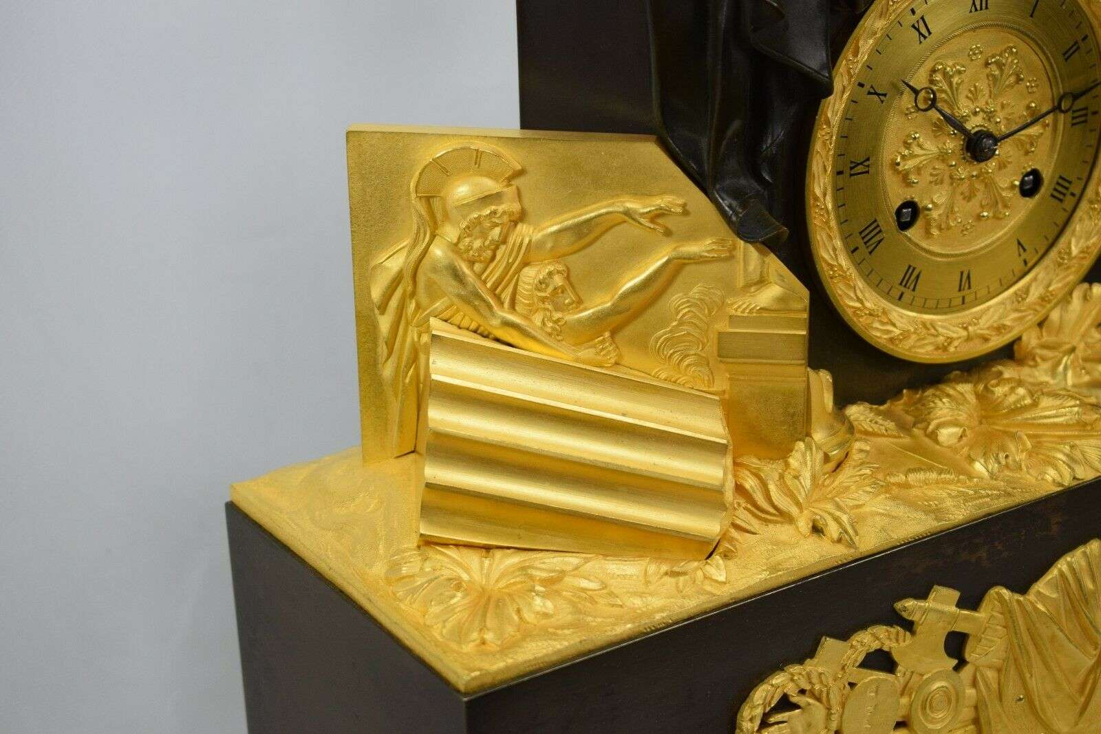 Gr. feuervergoldete, brünierte Empire Bronze Pendule Kaminuhr Gaius Marius 1820 – Detail