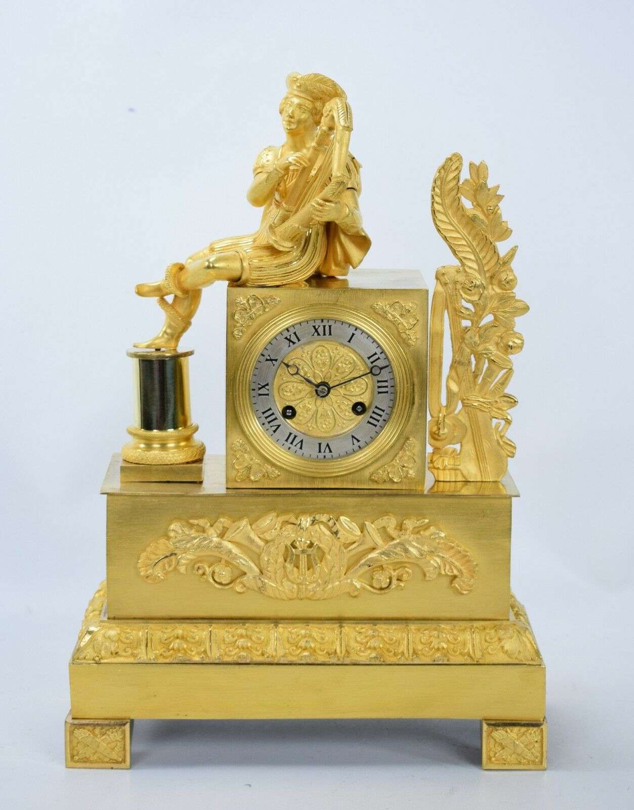 Feuervergoldete Empire Bronze Pendule Troubadour um 1815 – Vorderansicht
