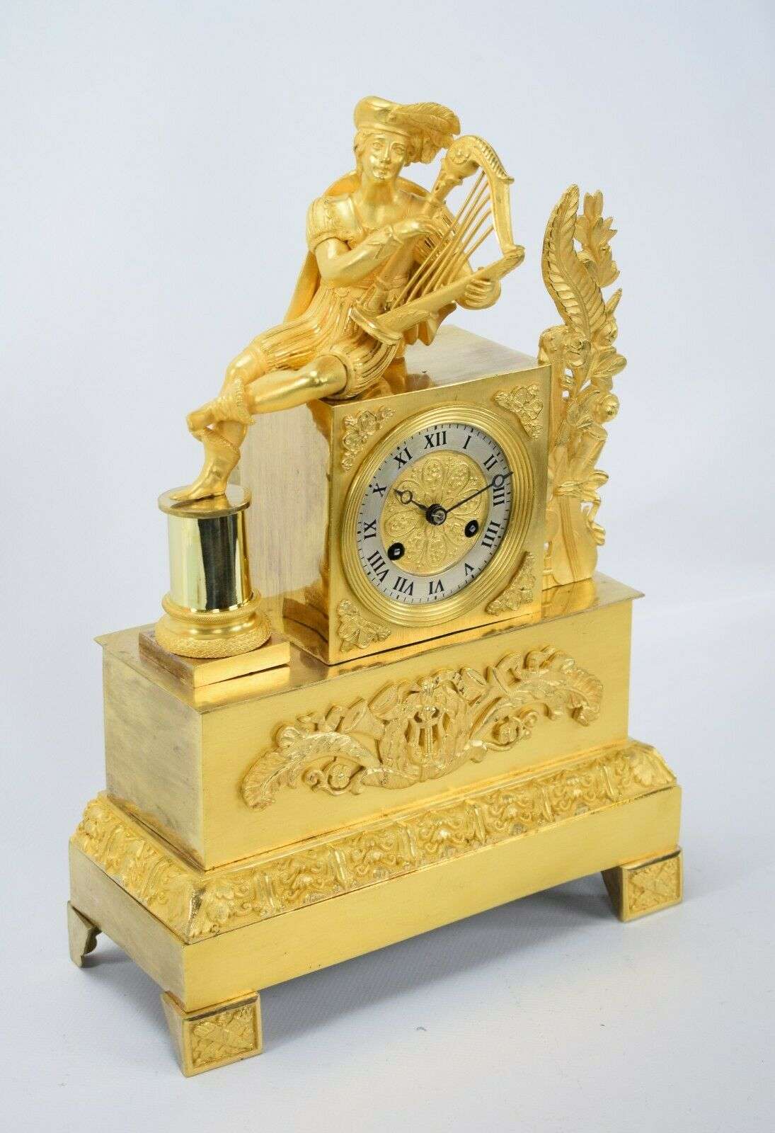 Feuervergoldete Empire Bronze Pendule Troubadour um 1815 – Detail