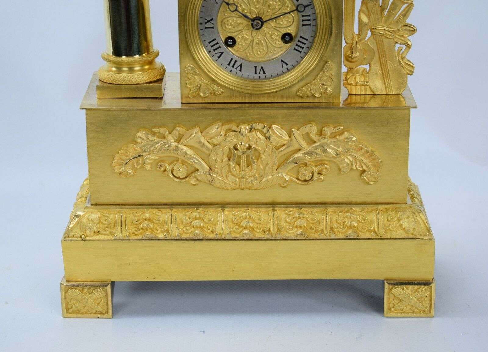 Feuervergoldete Empire Bronze Pendule Troubadour um 1815 – Detail