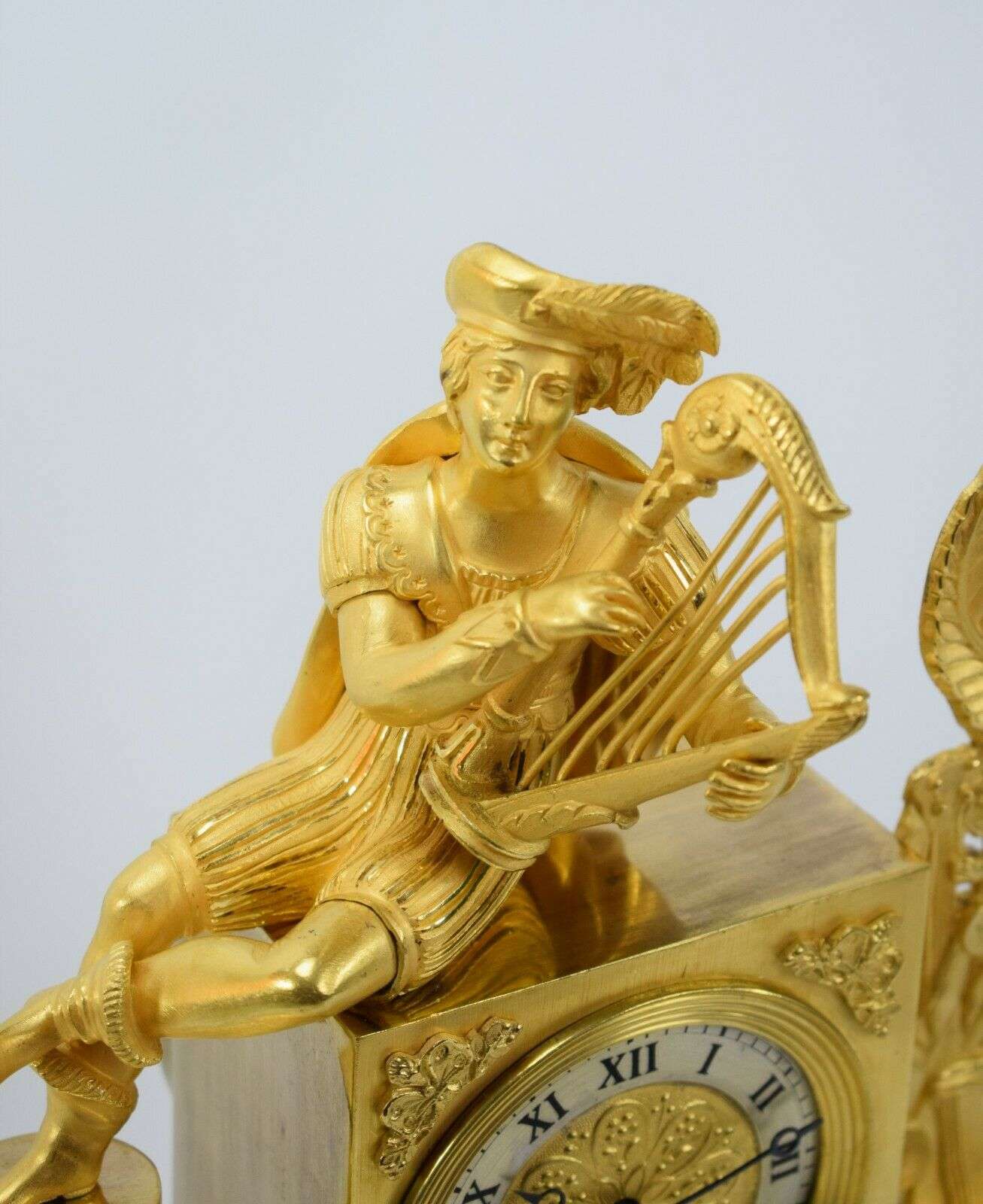 Feuervergoldete Empire Bronze Pendule Troubadour um 1815 – Detail