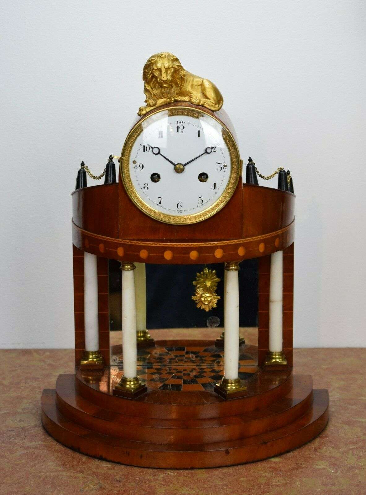 Seltene Berliner Klassizismus Portaluhr Pendule Kaminuhr um 1800 – Vorderansicht