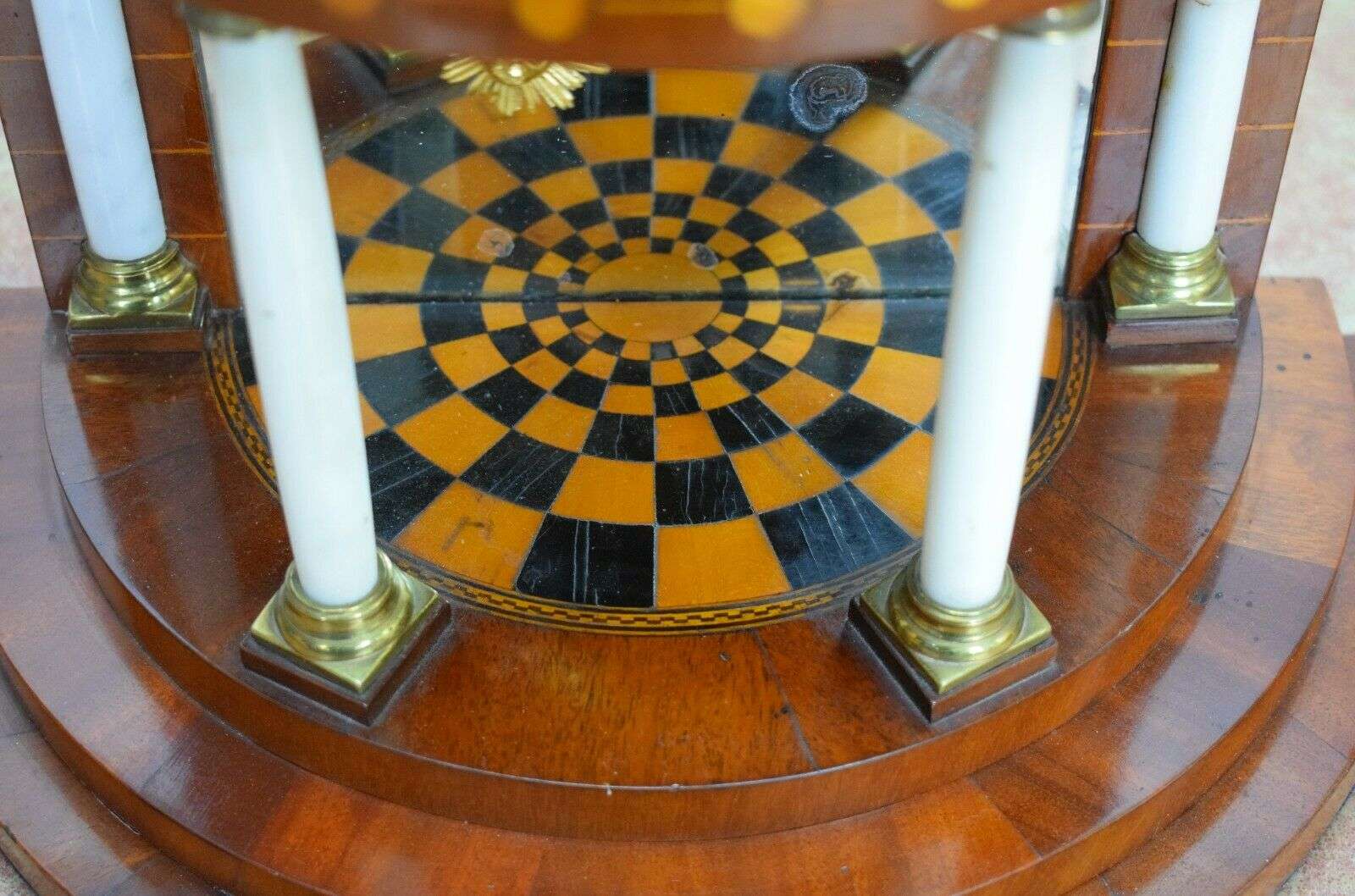 Seltene Berliner Klassizismus Portaluhr Pendule Kaminuhr um 1800 – Detail