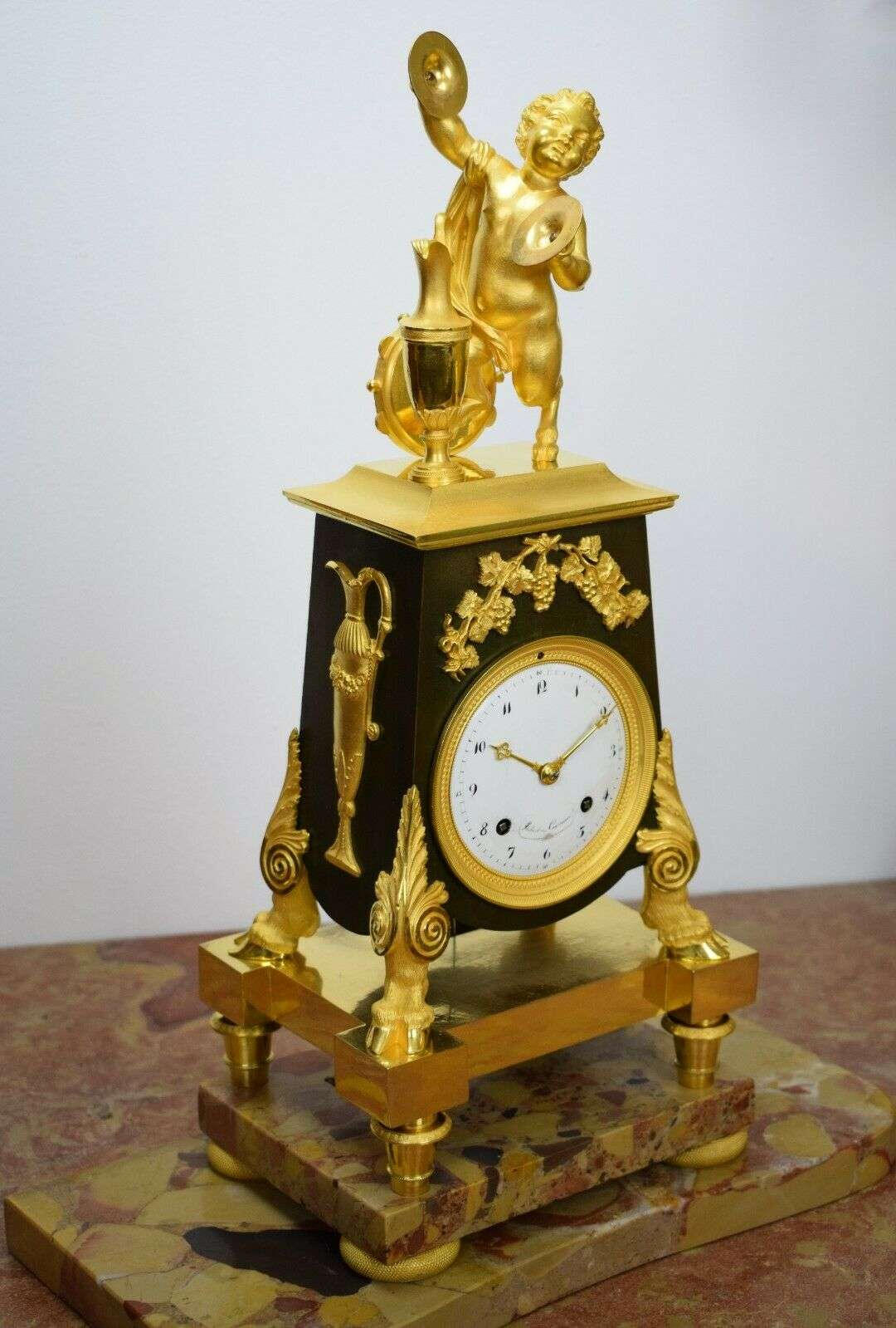 Außergewöhnliche Pariser Bronzependule Epoque Consulat um 1796/1800, bez. Robert & Courvoisier – Vorderansicht