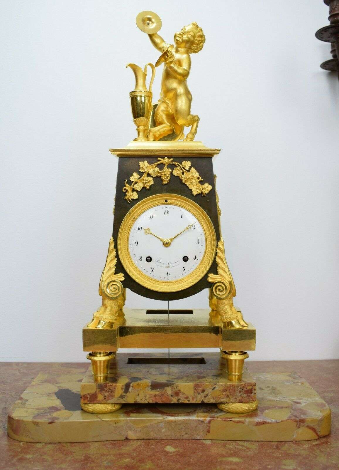 Außergewöhnliche Pariser Bronzependule Epoque Consulat um 1796/1800, bez. Robert & Courvoisier – Detail