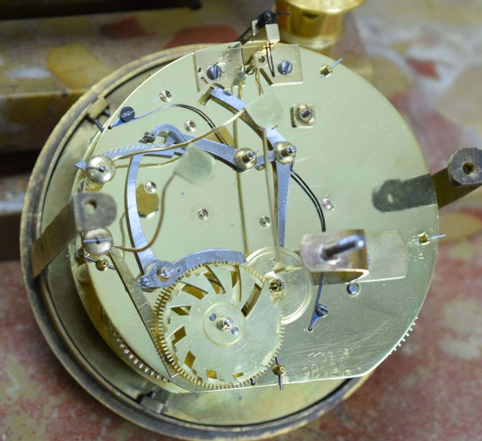 Außergewöhnliche Pariser Bronzependule Epoque Consulat um 1796/1800, bez. Robert & Courvoisier – Detail