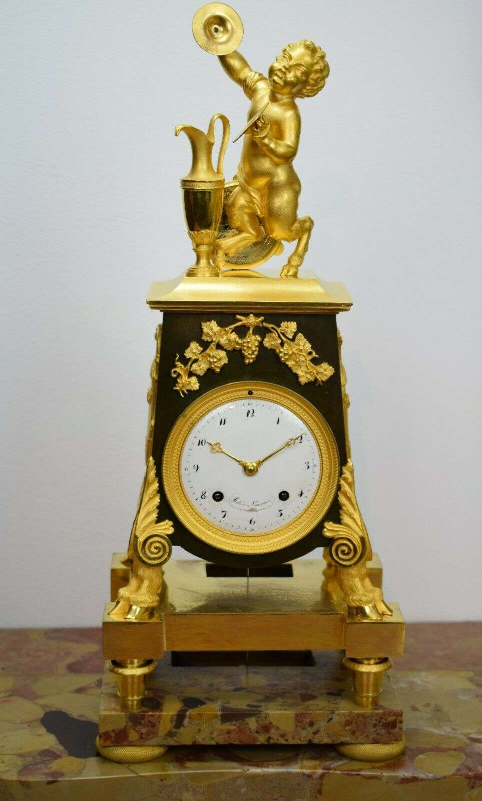 Außergewöhnliche Pariser Bronzependule Epoque Consulat um 1796/1800, bez. Robert & Courvoisier – Detail