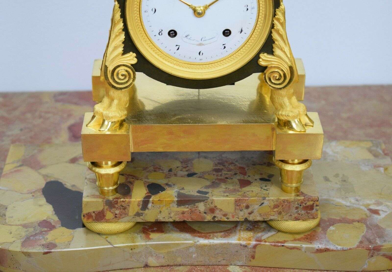 Außergewöhnliche Pariser Bronzependule Epoque Consulat um 1796/1800, bez. Robert & Courvoisier – Detail