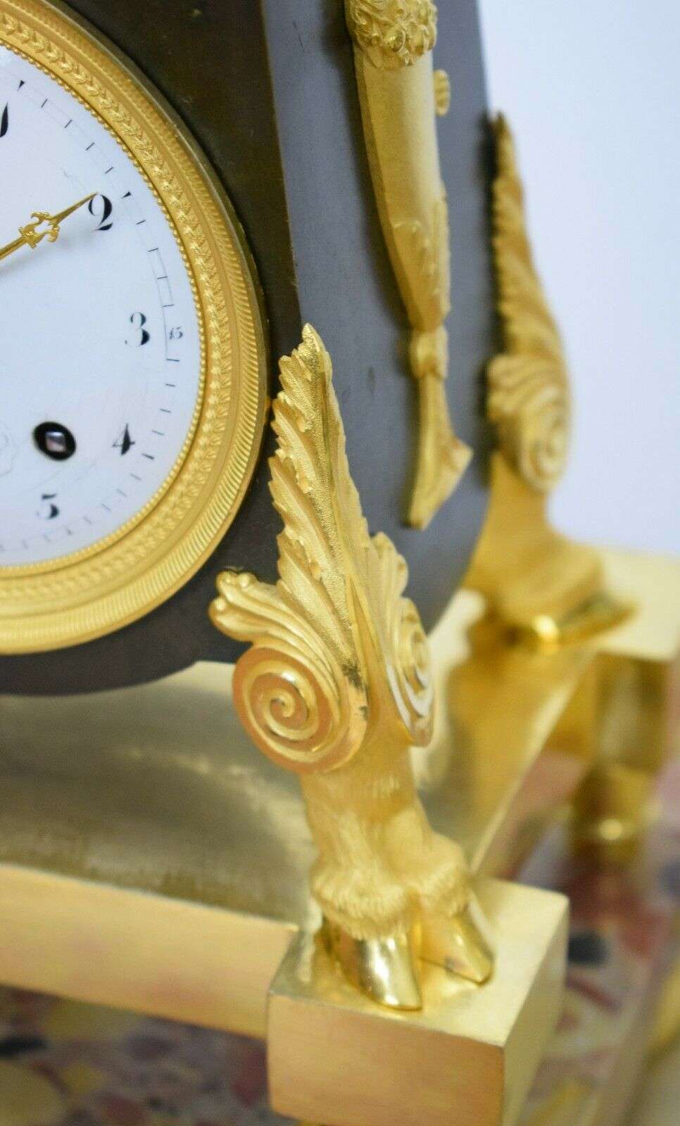 Außergewöhnliche Pariser Bronzependule Epoque Consulat um 1796/1800, bez. Robert & Courvoisier – Detail
