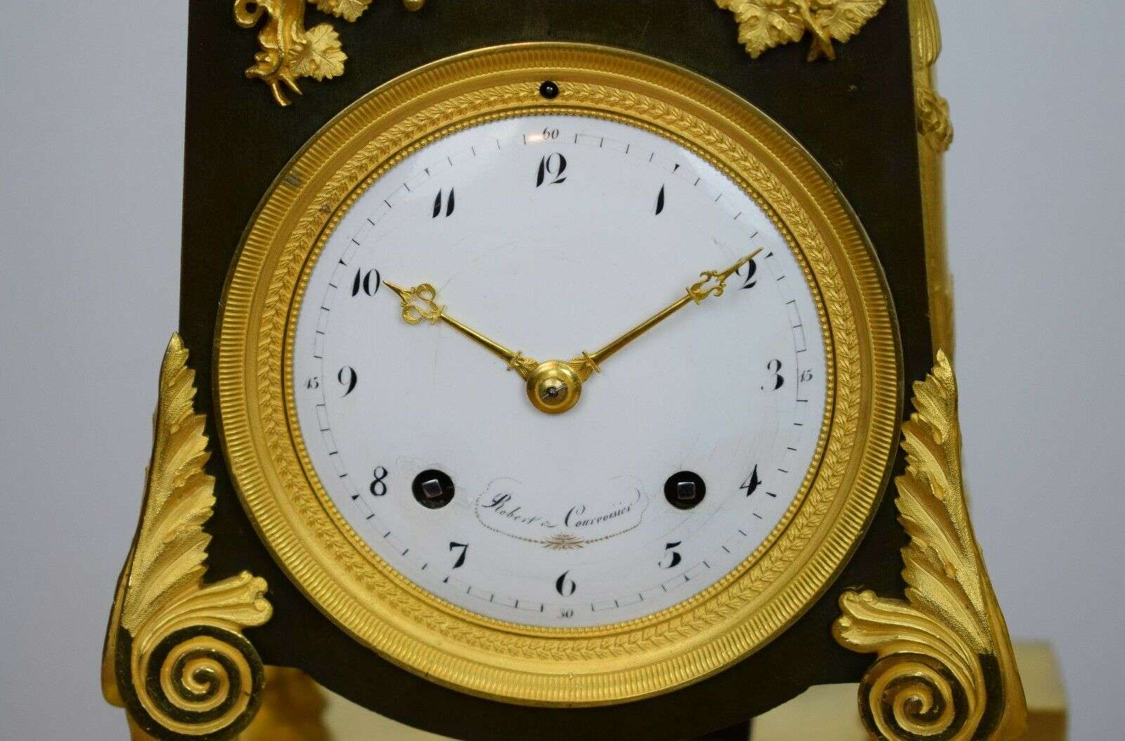 Außergewöhnliche Pariser Bronzependule Epoque Consulat um 1796/1800, bez. Robert & Courvoisier – Detail