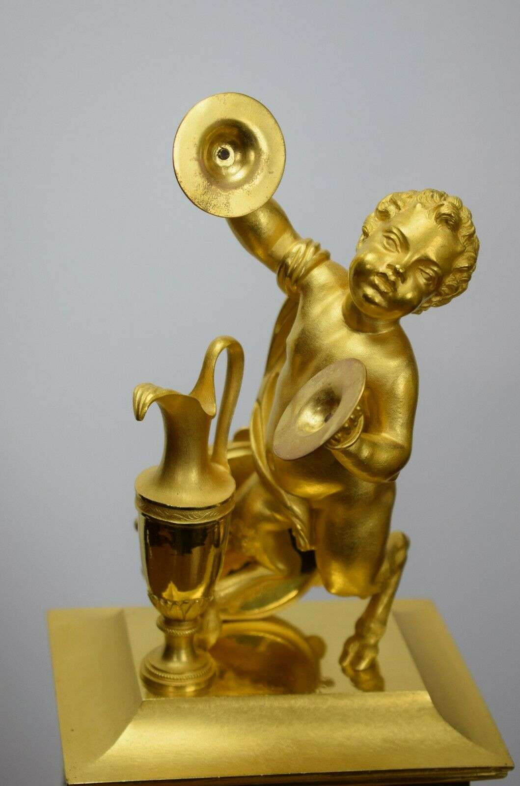 Außergewöhnliche Pariser Bronzependule Epoque Consulat um 1796/1800, bez. Robert & Courvoisier – Detail
