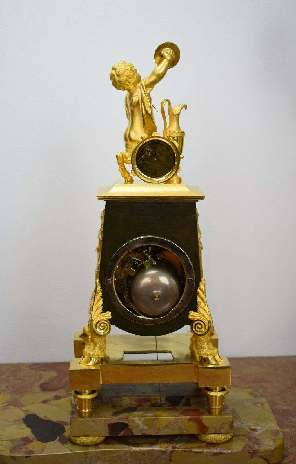 Außergewöhnliche Pariser Bronzependule Epoque Consulat um 1796/1800, bez. Robert & Courvoisier – Detail