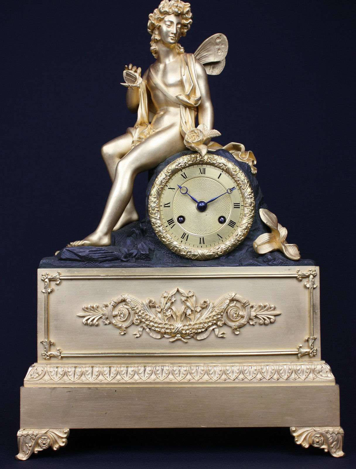 Feuervergoldete Pariser Empire Pendule mit Elbe und Schmetterlingen um 1825 – Pendule vorn
