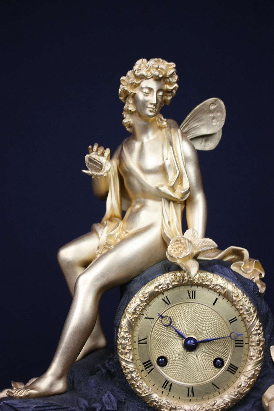 Feuervergoldete Pariser Empire Pendule mit Elbe und Schmetterlingen um 1825 – Pendule Elbe