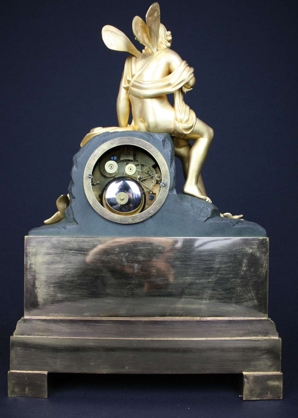 Feuervergoldete Pariser Empire Pendule mit Elbe und Schmetterlingen um 1825 – Pendule hinten