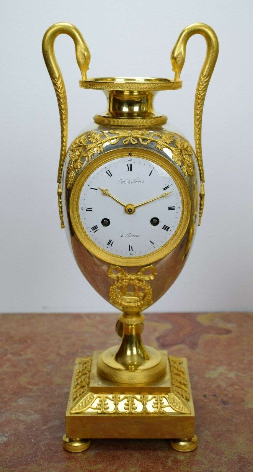 Feuervergoldete Empire Bronze Vasenpendule das Modell von Claude Galle um 1800 Pernet Frères à Beaune – Vorderansicht