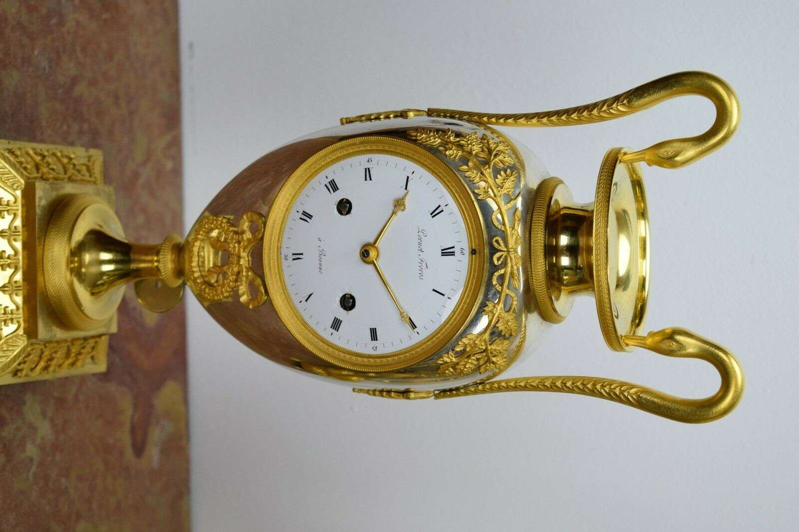 Feuervergoldete Empire Bronze Vasenpendule das Modell von Claude Galle um 1800 Pernet Frères à Beaune – Detail