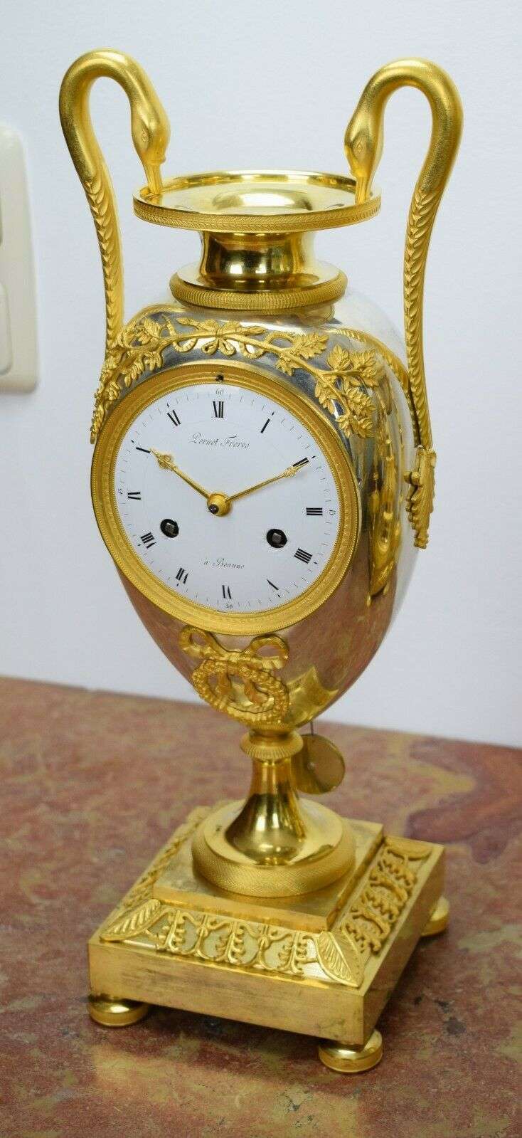 Feuervergoldete Empire Bronze Vasenpendule das Modell von Claude Galle um 1800 Pernet Frères à Beaune – Detail