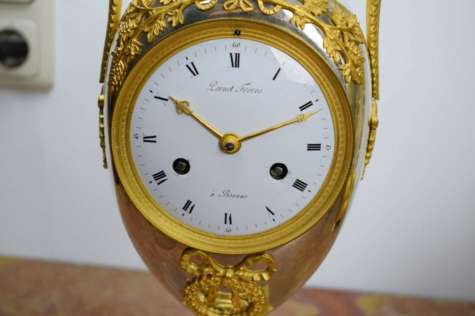 Feuervergoldete Empire Bronze Vasenpendule das Modell von Claude Galle um 1800 Pernet Frères à Beaune – Detail