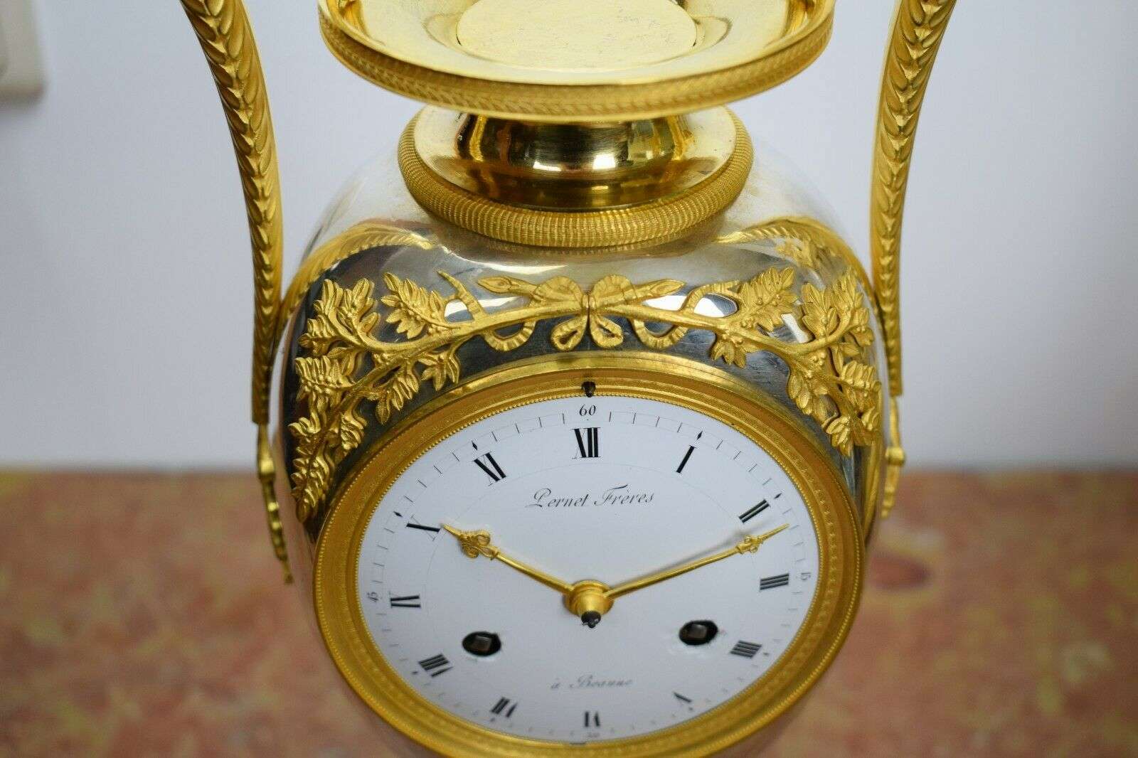 Feuervergoldete Empire Bronze Vasenpendule das Modell von Claude Galle um 1800 Pernet Frères à Beaune – Detail