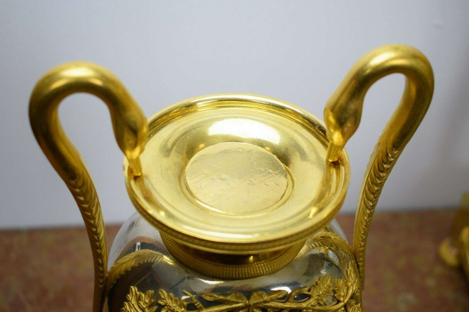 Feuervergoldete Empire Bronze Vasenpendule das Modell von Claude Galle um 1800 Pernet Frères à Beaune – Detail