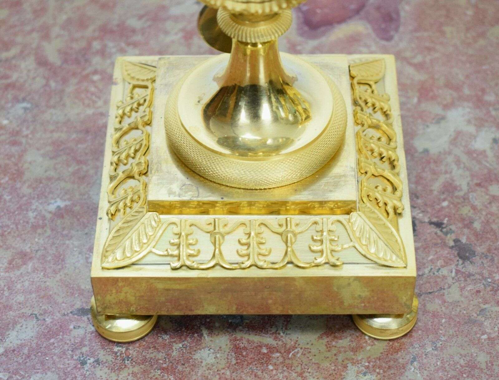 Feuervergoldete Empire Bronze Vasenpendule das Modell von Claude Galle um 1800 Pernet Frères à Beaune – Detail