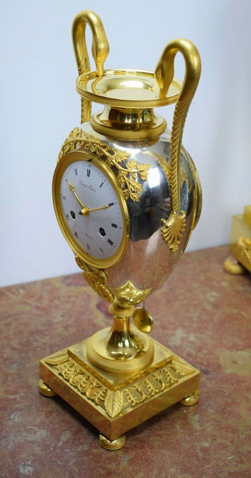 Feuervergoldete Empire Bronze Vasenpendule das Modell von Claude Galle um 1800 Pernet Frères à Beaune – Detail
