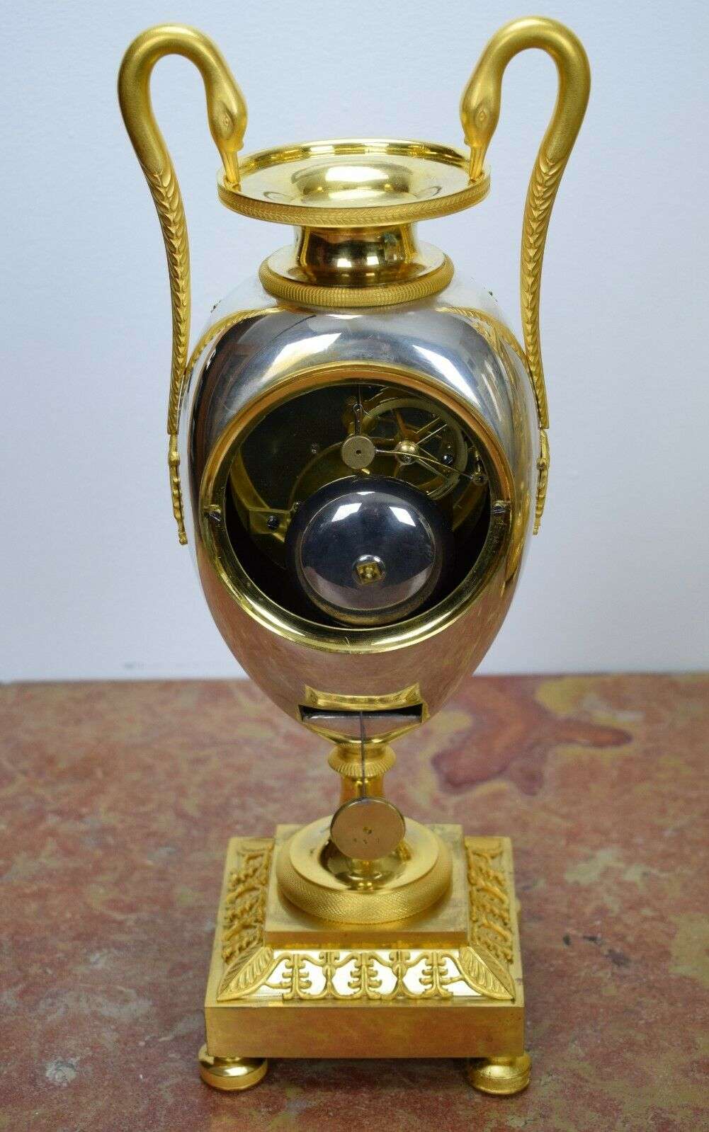 Feuervergoldete Empire Bronze Vasenpendule das Modell von Claude Galle um 1800 Pernet Frères à Beaune – Detail