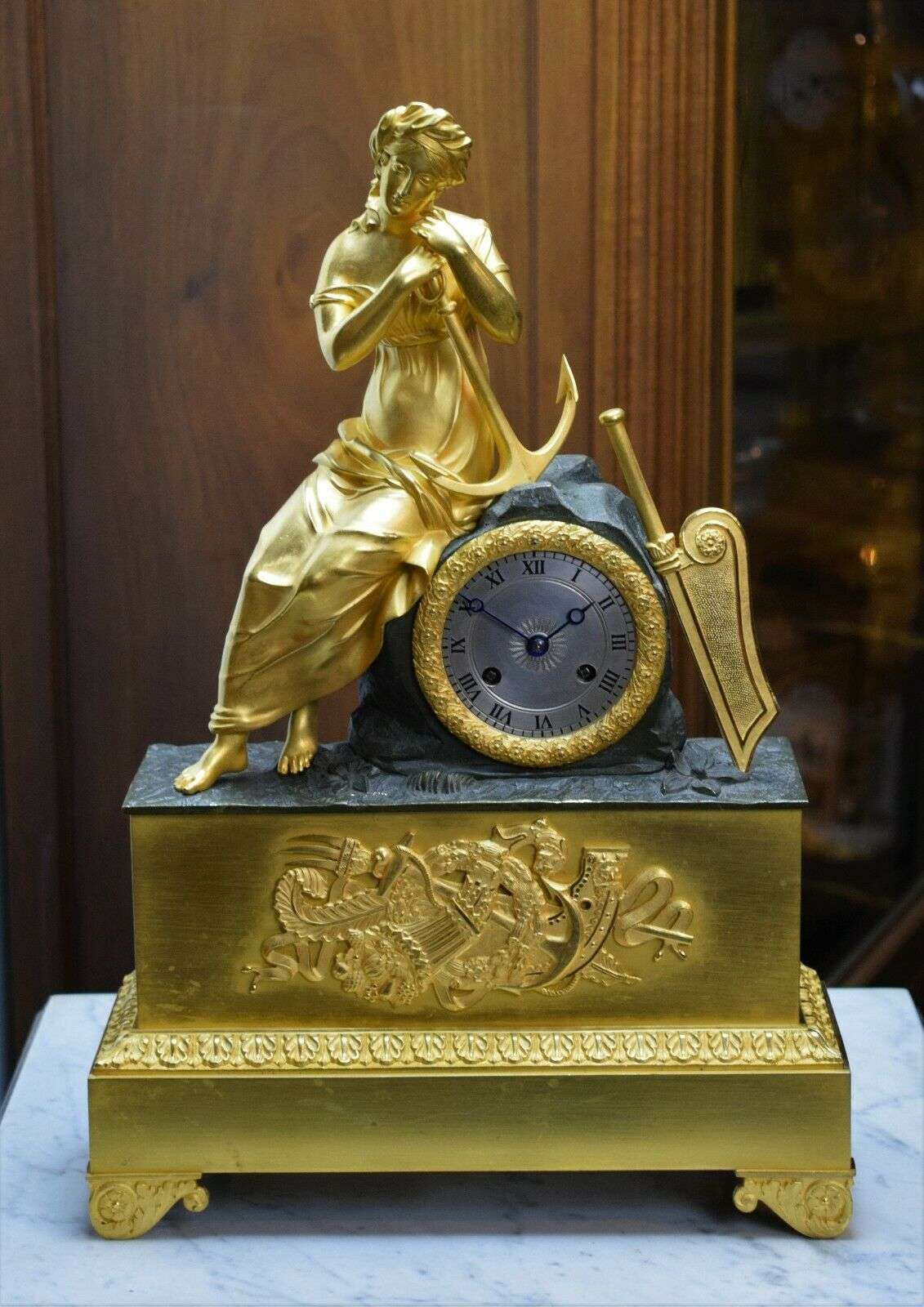 RESERVIERT Feuervergoldete und brünierte Empire Bronze Pendule Kaminuhr Orientalin um 1824 – Vorderansicht
