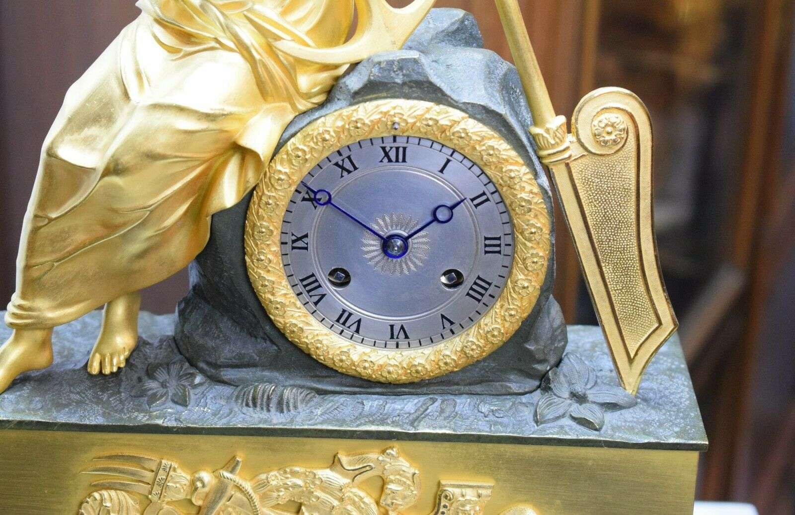 RESERVIERT Feuervergoldete und brünierte Empire Bronze Pendule Kaminuhr Orientalin um 1824 – Detail