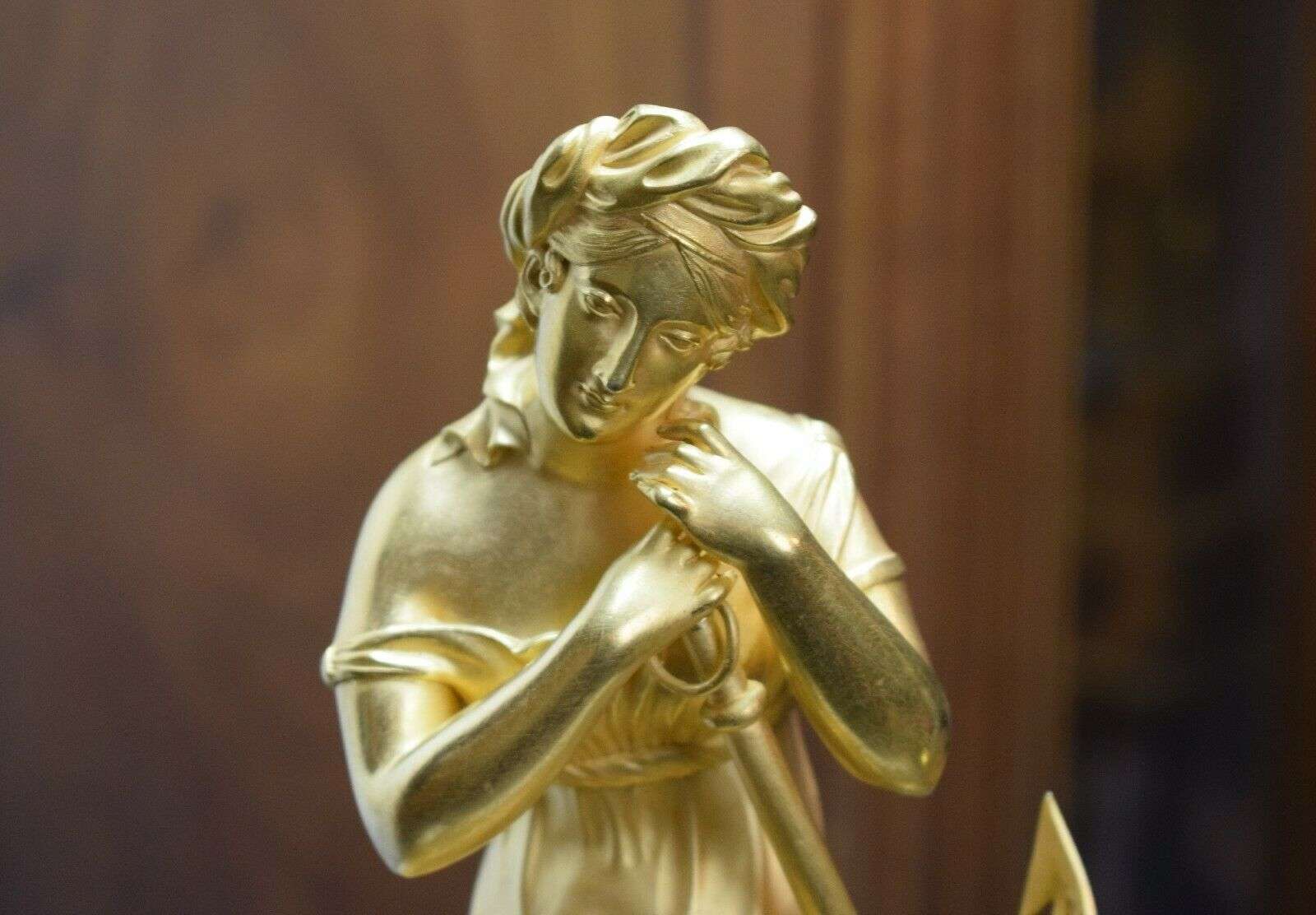 RESERVIERT Feuervergoldete und brünierte Empire Bronze Pendule Kaminuhr Orientalin um 1824 – Detail