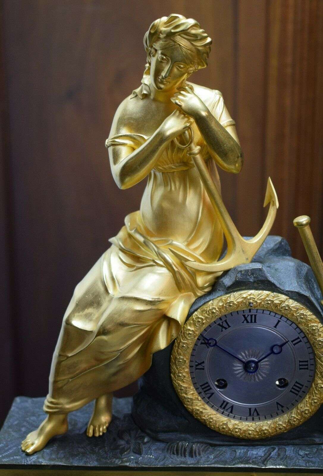 RESERVIERT Feuervergoldete und brünierte Empire Bronze Pendule Kaminuhr Orientalin um 1824 – Detail