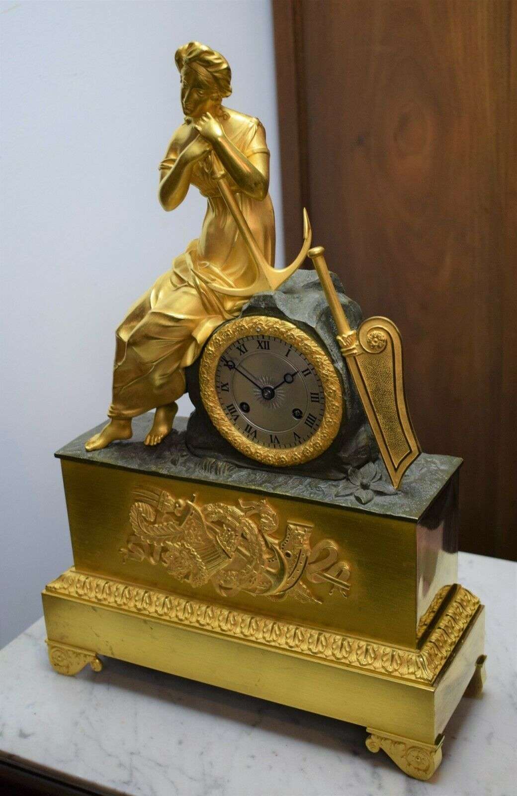 RESERVIERT Feuervergoldete und brünierte Empire Bronze Pendule Kaminuhr Orientalin um 1824 – Detail