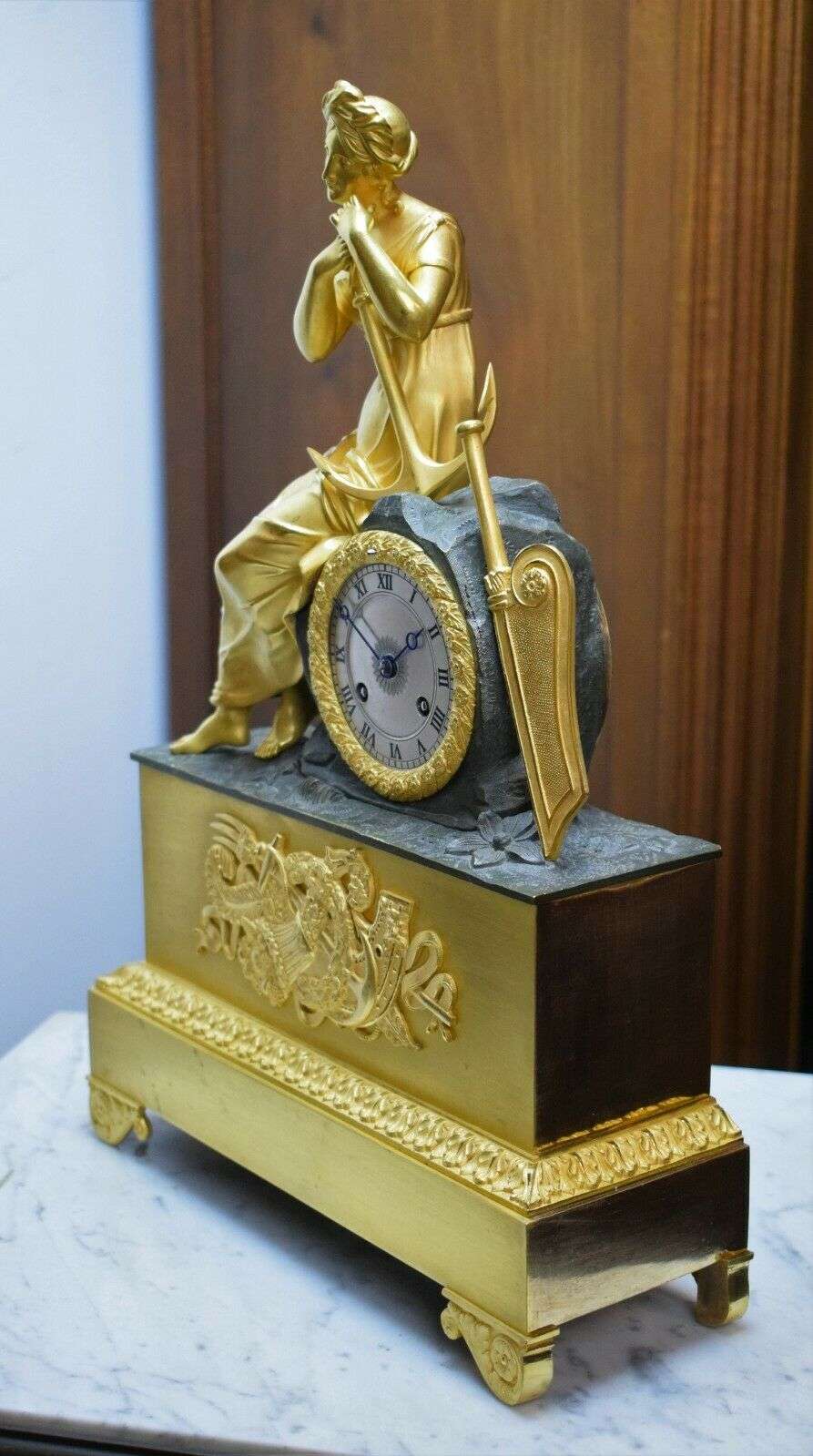RESERVIERT Feuervergoldete und brünierte Empire Bronze Pendule Kaminuhr Orientalin um 1824 – Detail