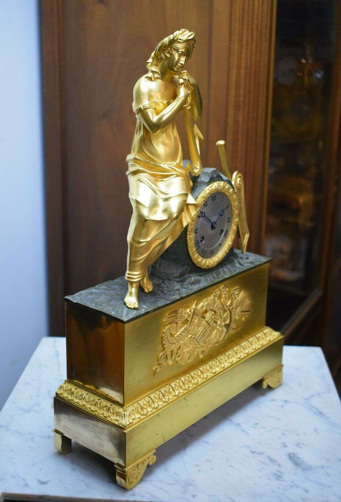 RESERVIERT Feuervergoldete und brünierte Empire Bronze Pendule Kaminuhr Orientalin um 1824 – Detail
