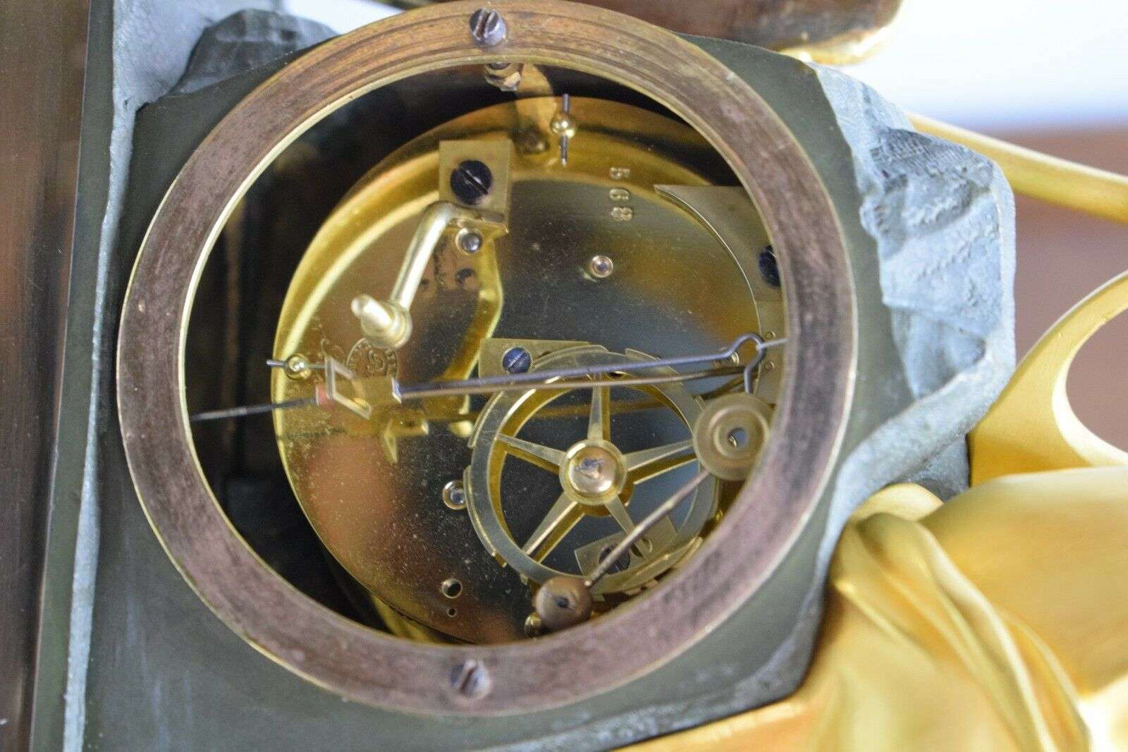 RESERVIERT Feuervergoldete und brünierte Empire Bronze Pendule Kaminuhr Orientalin um 1824 – Detail