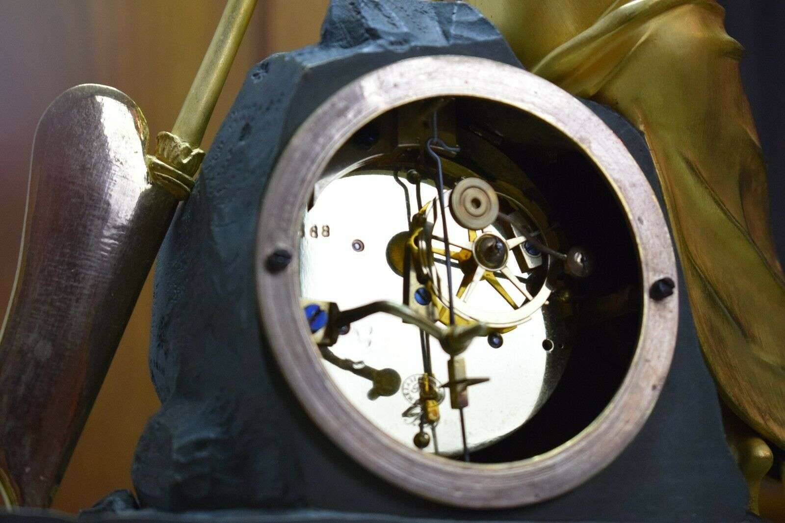 RESERVIERT Feuervergoldete und brünierte Empire Bronze Pendule Kaminuhr Orientalin um 1824 – Detail
