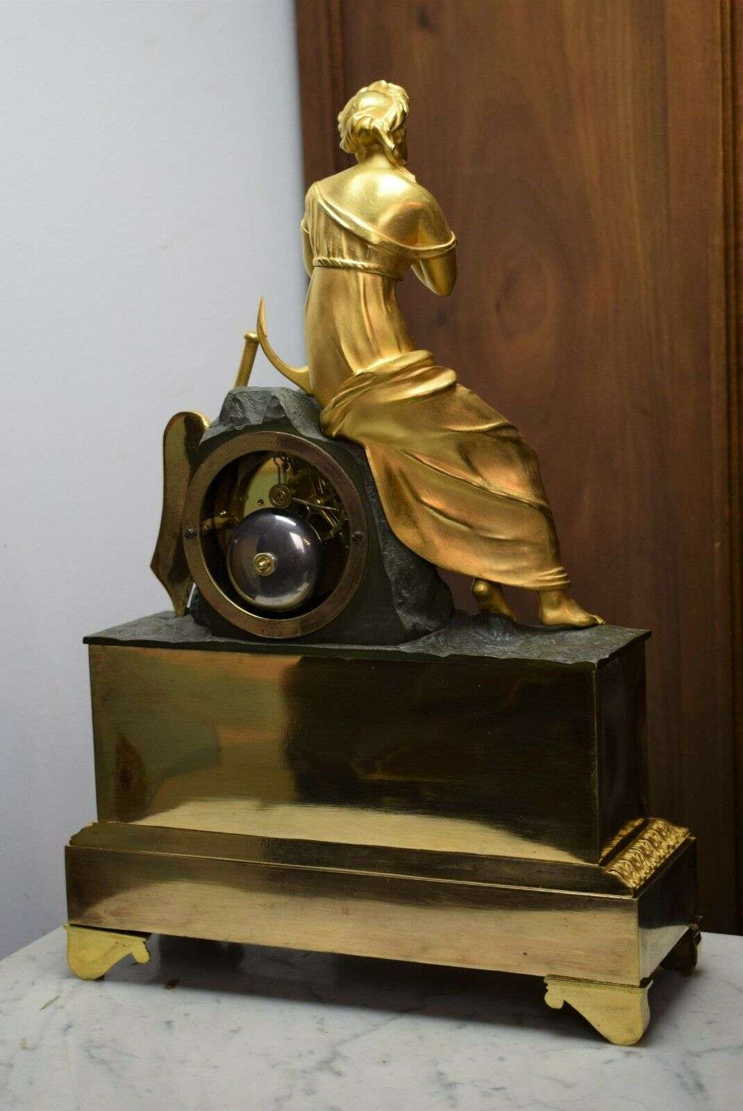 RESERVIERT Feuervergoldete und brünierte Empire Bronze Pendule Kaminuhr Orientalin um 1824 – Detail