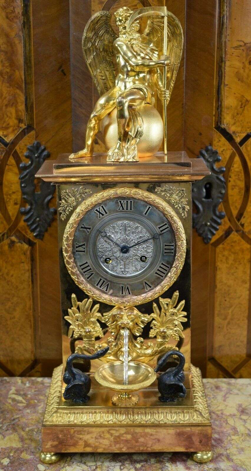 Große Pendule mit Brunnenautomat CHRONOS um 1840 – Vorderansicht