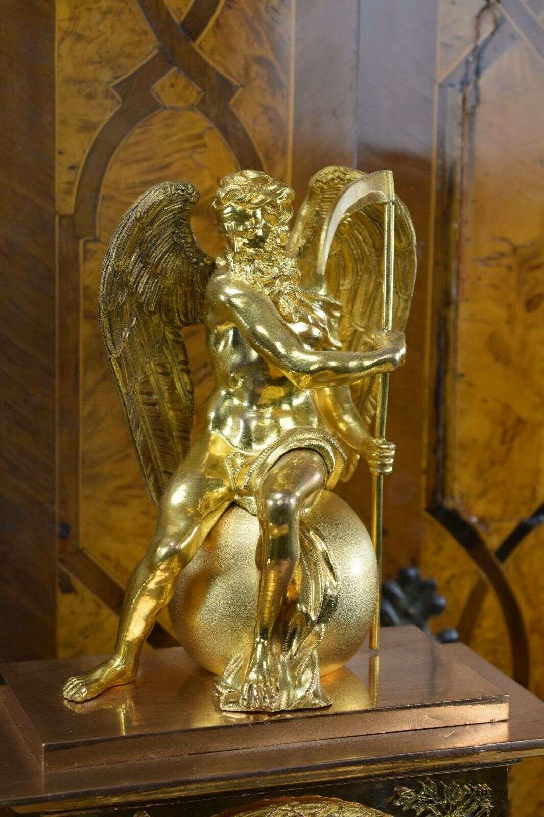 Große Pendule mit Brunnenautomat CHRONOS um 1840 – Detail