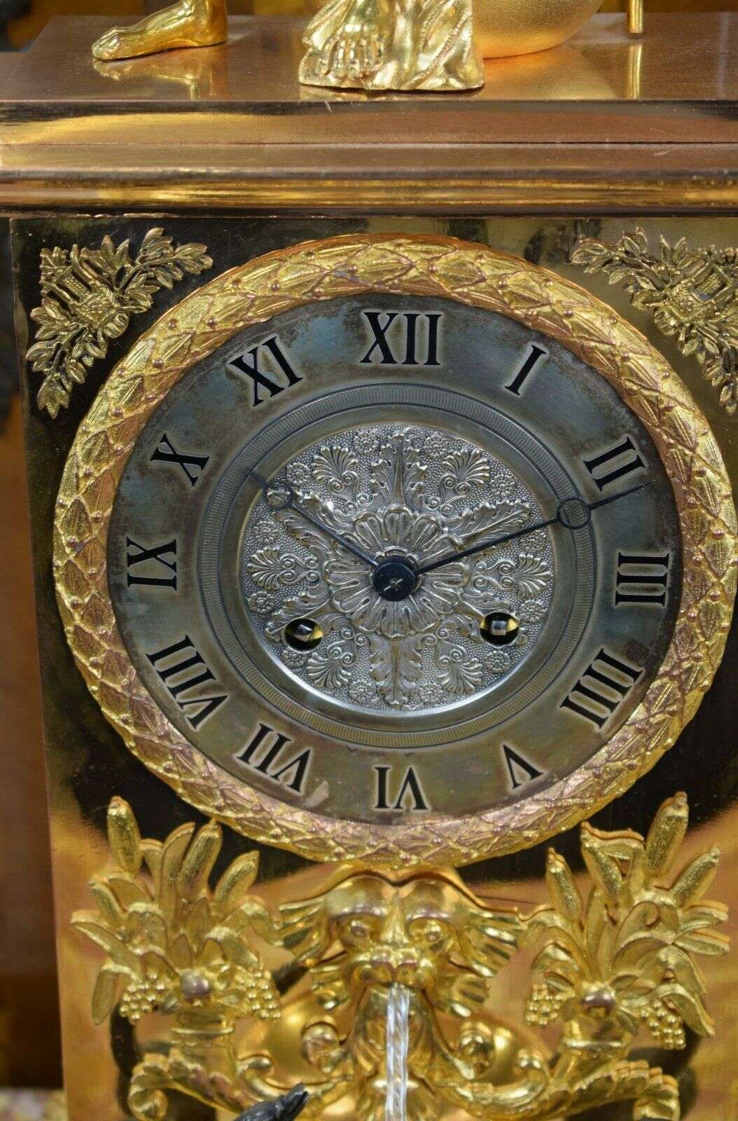 Große Pendule mit Brunnenautomat CHRONOS um 1840 – Detail