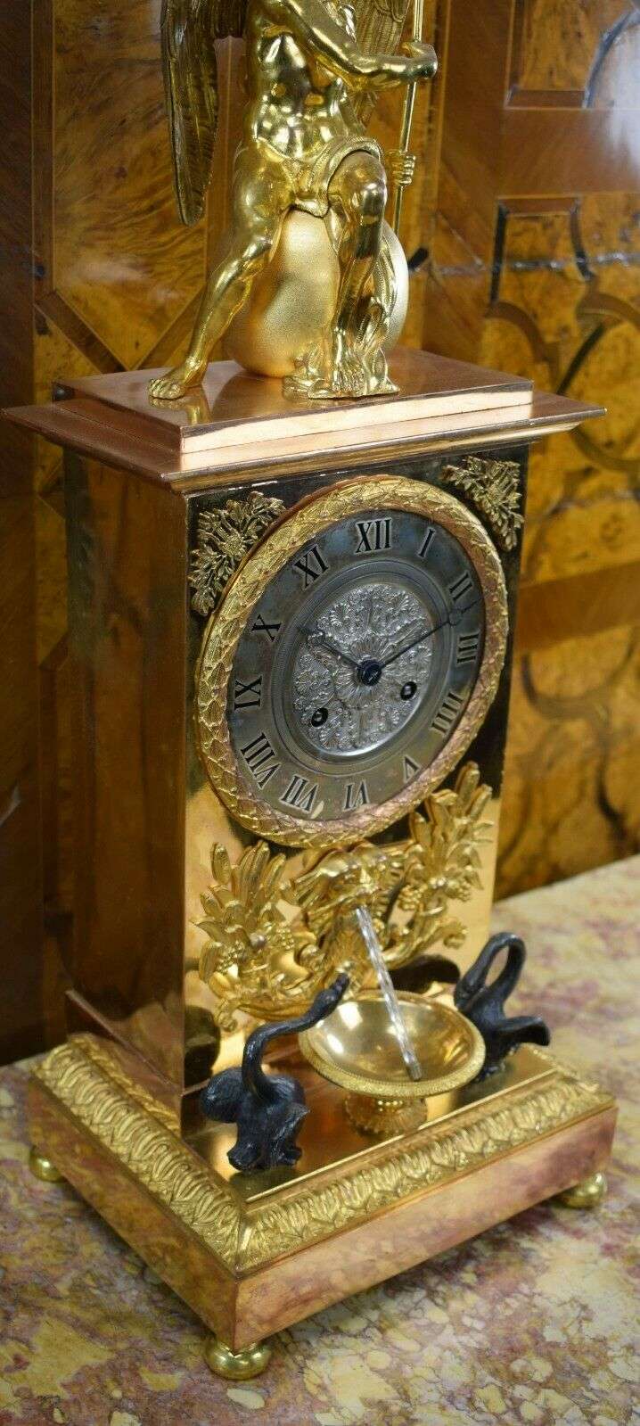 Große Pendule mit Brunnenautomat CHRONOS um 1840 – Detail